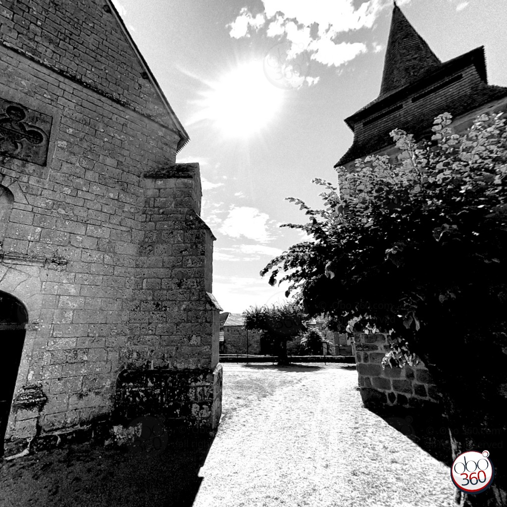 Photo 360° immersive, en noir et blanc, prise au pied d'une église en Creuse, en Nouvelle Aquitaine.Plongez dans la photo !