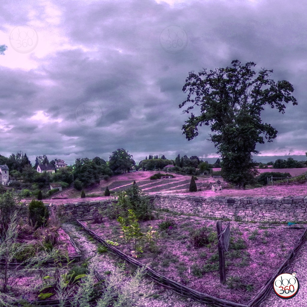 Composition artistique à partir d'une prise de vue à 360°.Photo réalisée près d'une tour médiévale, en Creuse, en Nouvelle-Aquitaine.Plongez directement dans l'œuvre.