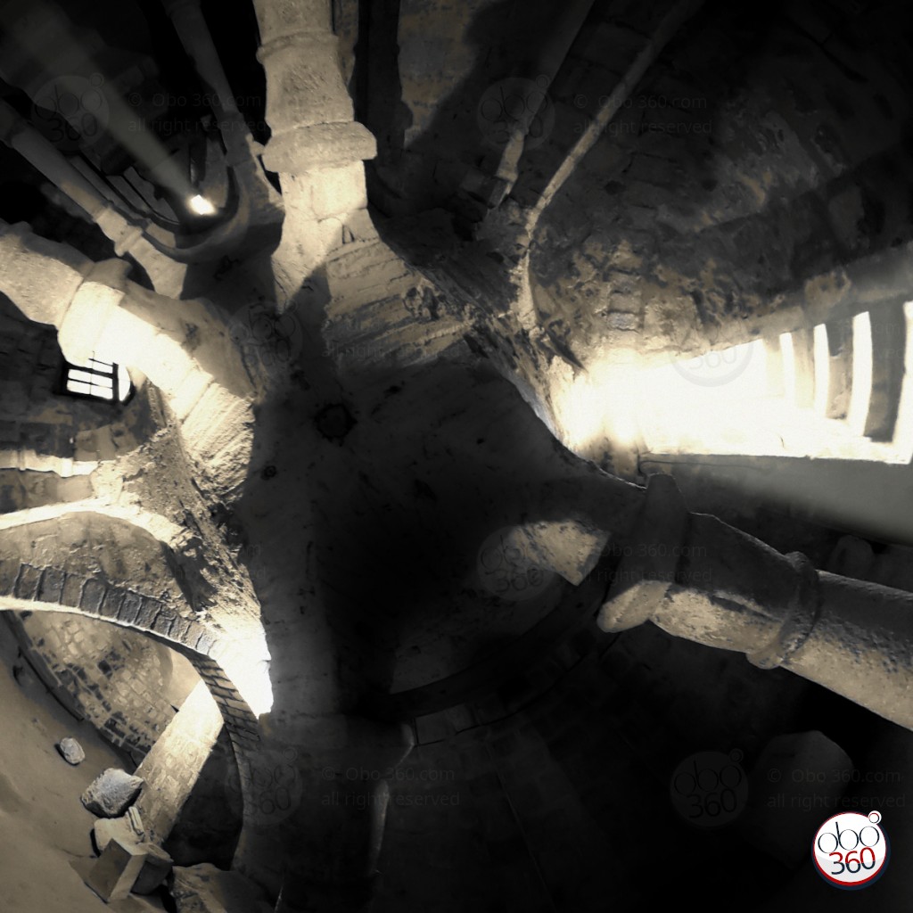Composition artistique en noir et blanc, réalisée depuis une prise de vue à 360°.Photo capturée dans la crypte d'une église médiévale, quelque part en Creuse