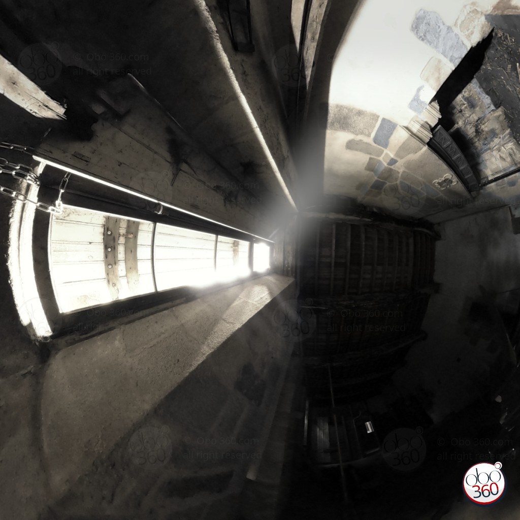 Composition artistique en noir et blanc réalisée depuis une prise de vue à 360°.Photo capturée dans la grande salle d'un château abandonné près d'une fenêtre entrebâillée, quelque part en Bretagne, en France.