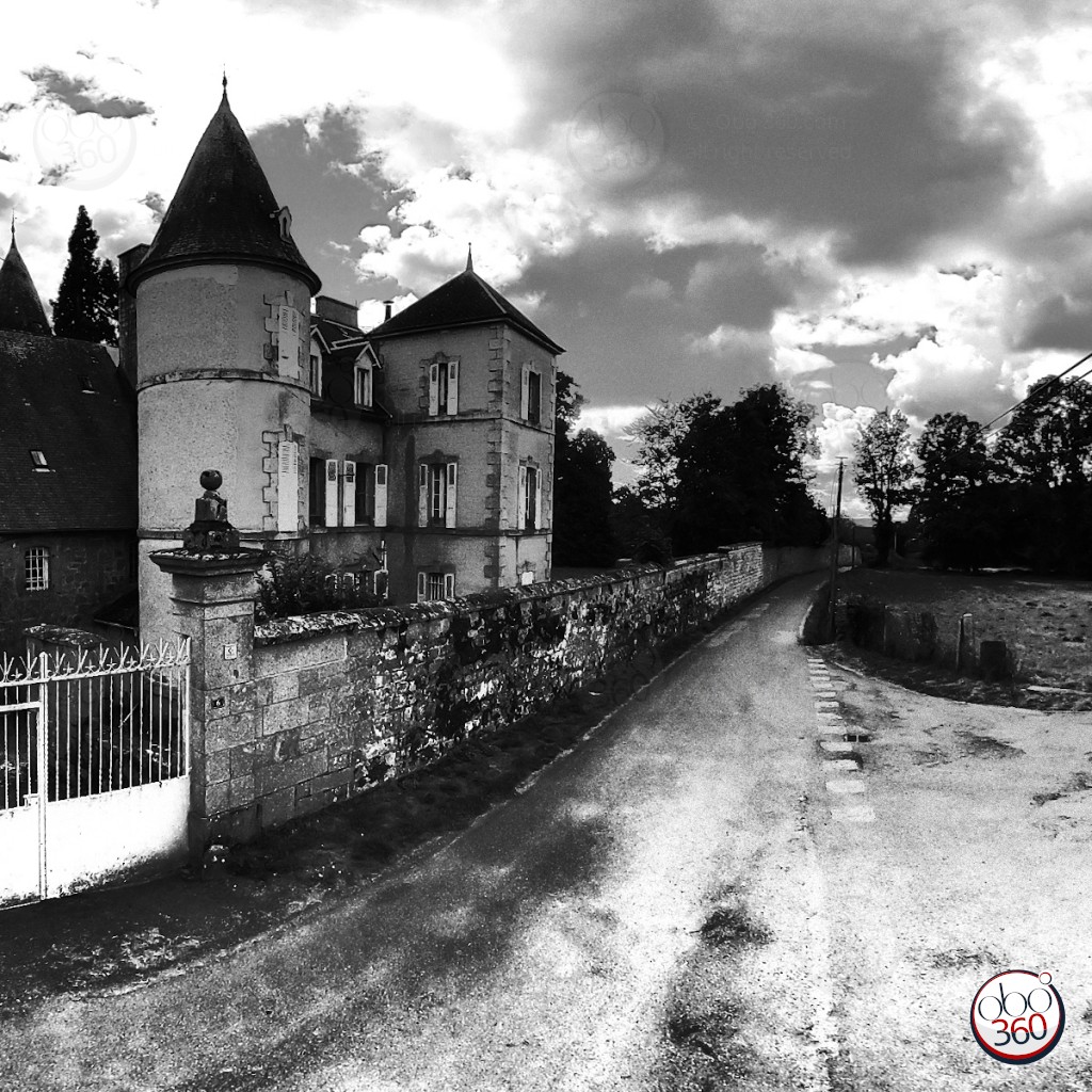 Photo 360 immersive, en noir et blanc, prise dans un petit village quelque part en Creuse en Nouvelle-Aquitaine.Plongez dans la photo !