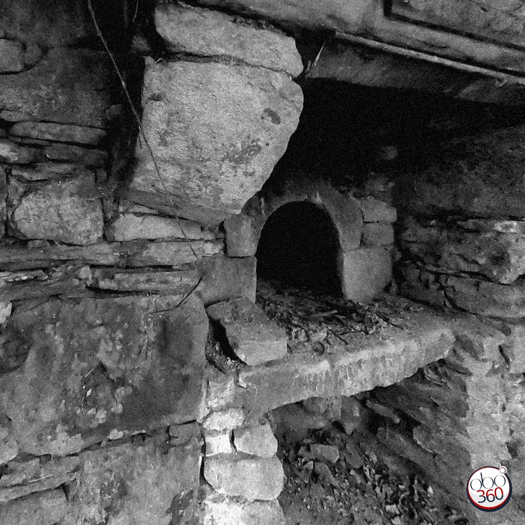Photo 360° immersive, en noir et blanc, prise dans un four à pain abandonné et en partie en ruine, quelque part en Finistère.Plongez dans la photo !