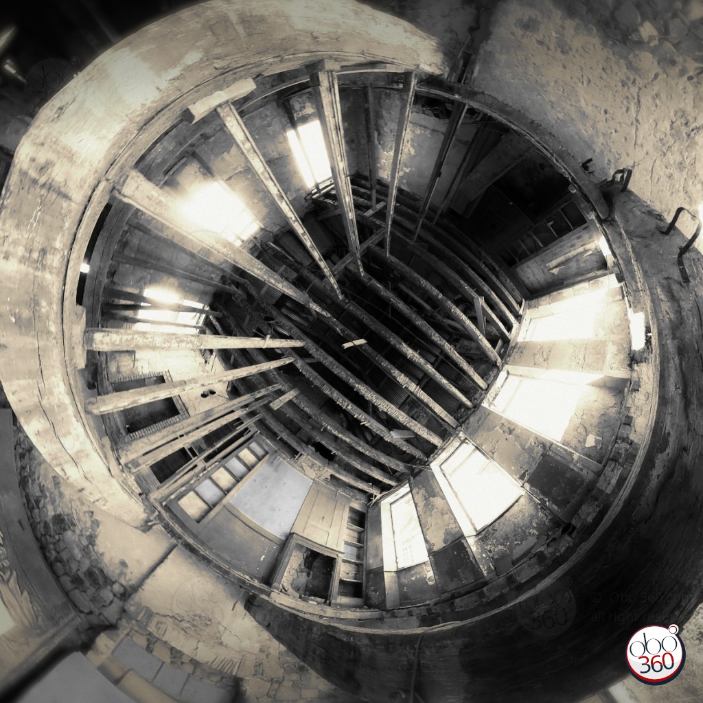 OldWoodenFrame Composition artistique en noir et blanc réalisée depuis une prise de vue à 360°.Photo capturée dans une bâtisse abandonnée et en partie en ruine, quelque part en Creuse.