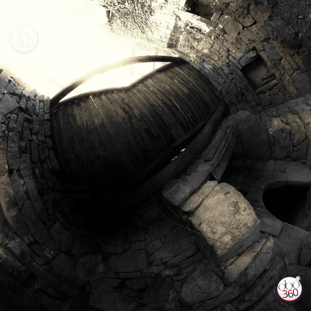 Composition artistique en noir et blanc réalisée depuis une prise de vue à 360°.Photo capturée dans une cellule vide d'un château abandonné, quelque part en Bretagne.