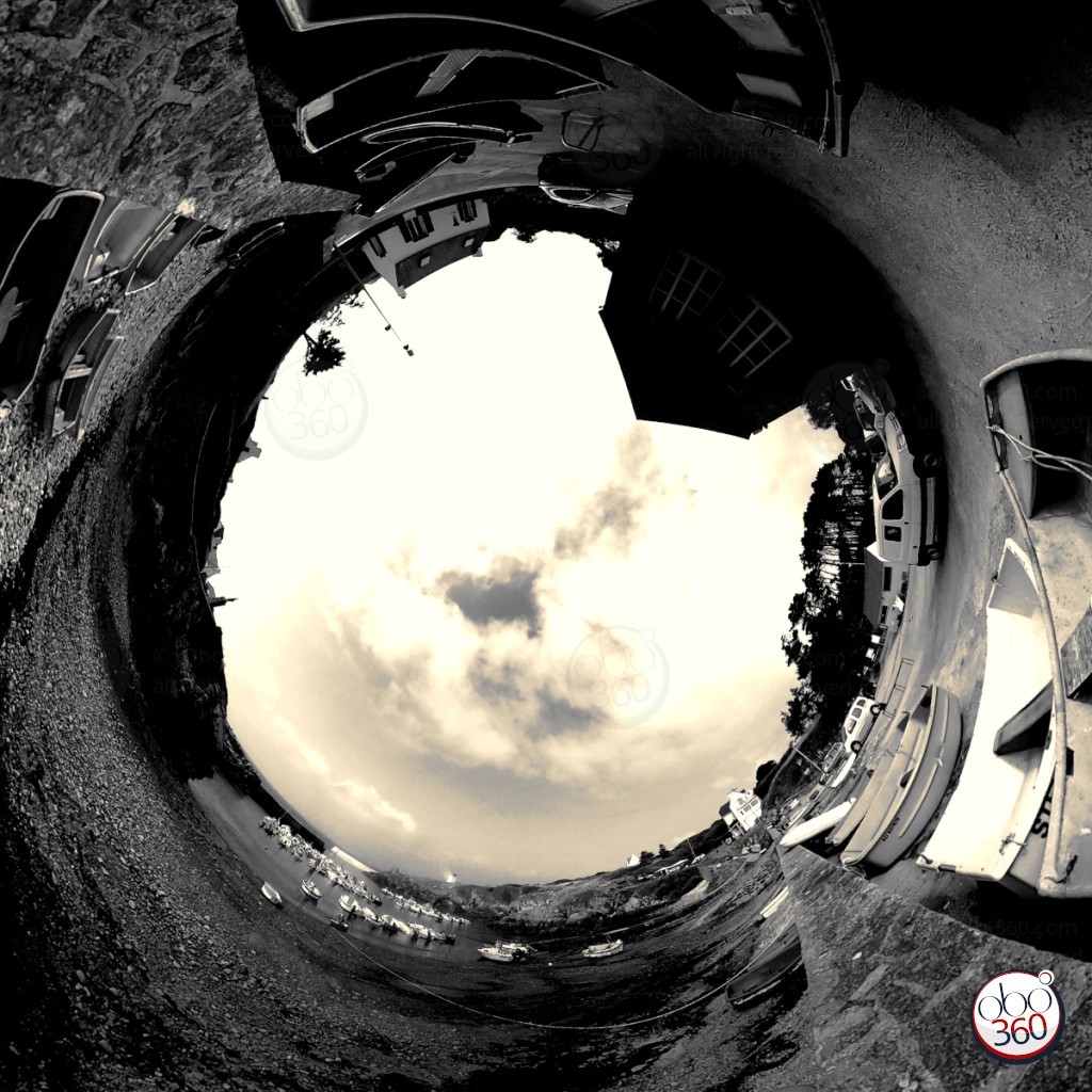 Composition artistique en noir et blanc réalisée en effet tunnel depuis une prise de vue à 360°.Photo capturée au cœur d'un petit port de pêche artisanale en Finistère