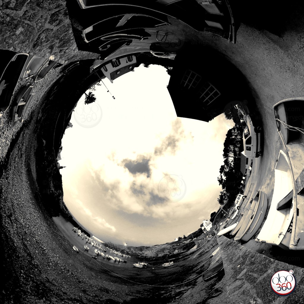 DarkPoulhan Composition artistique en noir et blanc réalisée en effet tunnel depuis une prise de vue à 360°.Photo capturée au cœur d'un petit port de pêche artisanale en Finistère