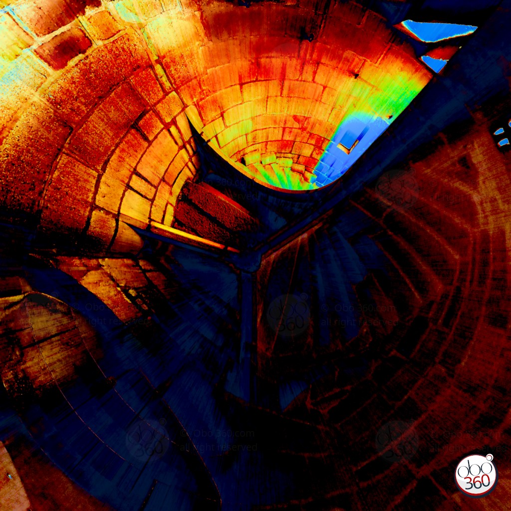 HellStair Composition artistique à partir d'une prise de vue à 360°.Photo réalisée dans l'escalier tournant d'un château abandonné, quelque part en Bretagne, en France.