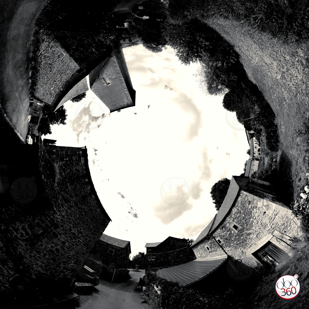 Composition artistique en noir et blanc réalisée en effet tunnel depuis une prise de vue à 360°.Photo capturée dans le centre du petit village de Vézins-de-Lévézou au coeur de l'Aveyron.