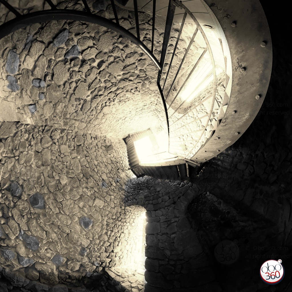 DeepInTower Composition artistique en noir et blanc réalisée depuis une prise de vue à 360°.Photo capturée d'une tour moyenâgeuse d'un château, quelque part en Creuse.