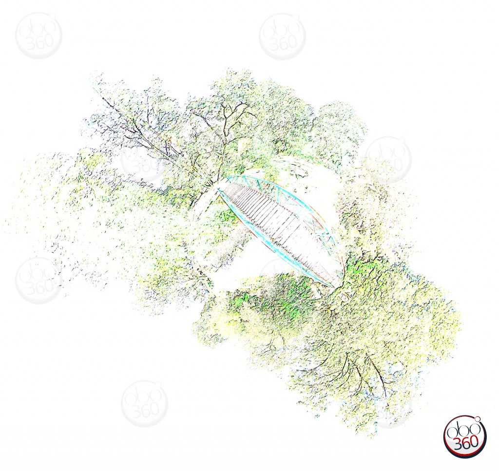 AzayBridge Composition artistique réalisée à partir d'une vue à 360°, prise sur un ponton au-dessus d'un petit plan d'eau entouré d'arbres, près d’un château d'Indre-et-Loire, en France.