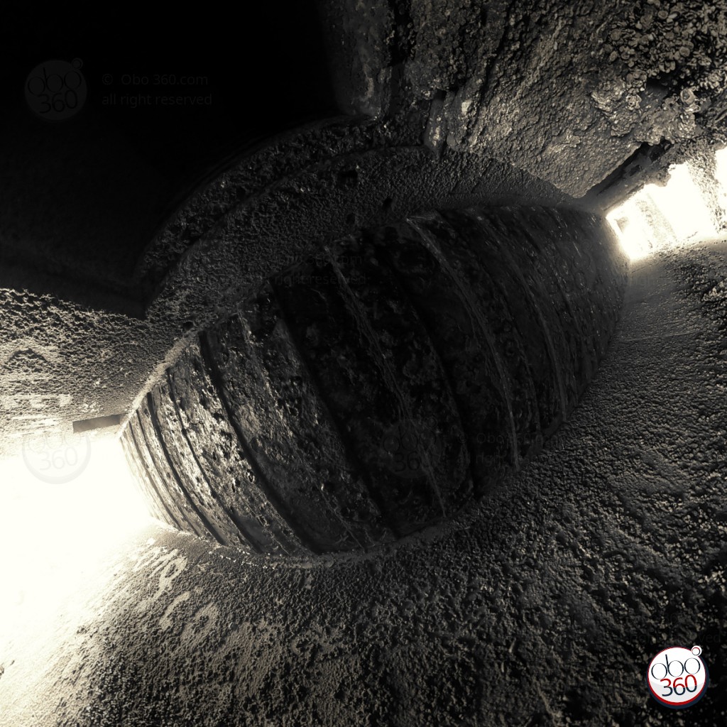 BunkerTunneled Composition artistique en noir et blanc réalisée depuis une prise de vue à 360°.Photo capturée dans un couloir semi-immergé d'un bunker allemand datant de la Seconde Guerre mondiale, sur une plage quelque part en Bretagne.