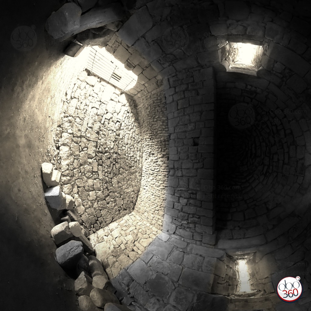 Composition artistique en noir et blanc, réalisée depuis une prise de vue à 360°.Photo capturée dans la crypte d'un monument moyenâgeux, quelque part en Corrèze.