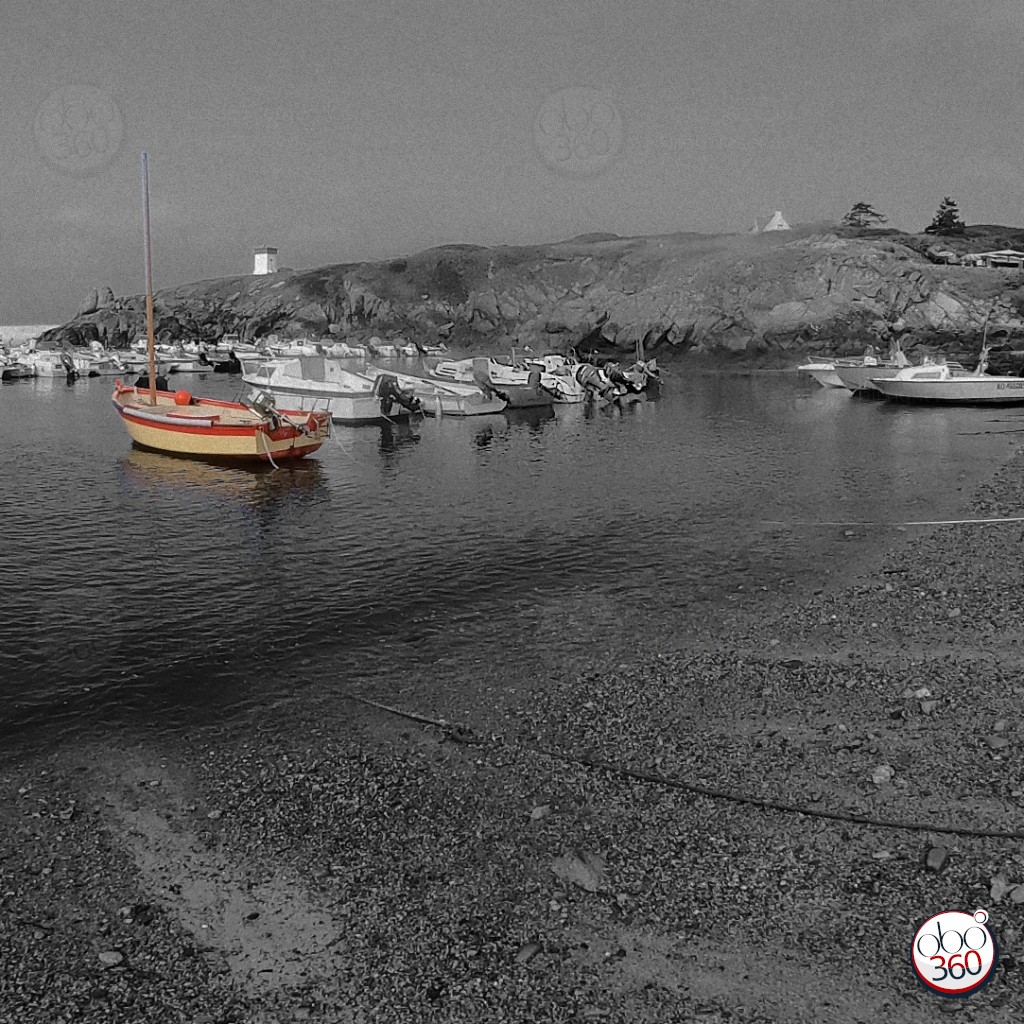 Photo 360° immersive, en noir et blanc, prise au milieu d'un petit port de pêche breton, à marée basse, quelque part en Finistère.Plongez dans la photo !