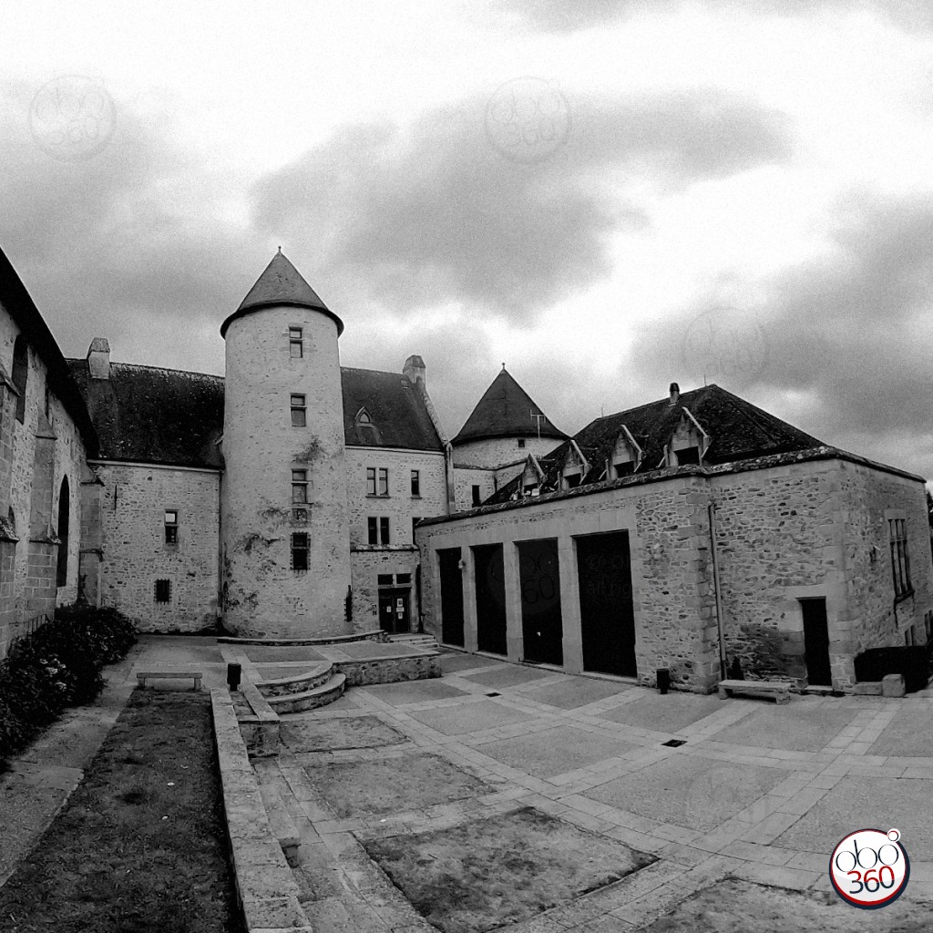 Photo 360° immersive, en noir et blanc, prise au cœur d'une cité médiévale, en Creuse.Plongez dans la photo !