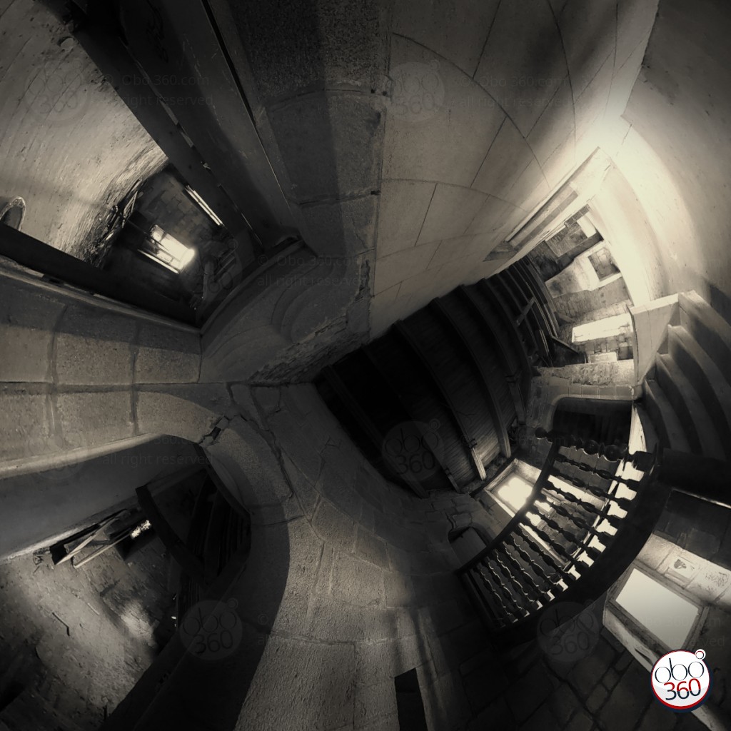 Composition artistique en noir et blanc réalisée depuis une prise de vue à 360°.Photo capturée dans le corridor d'un château abandonné quelque part en Bretagne