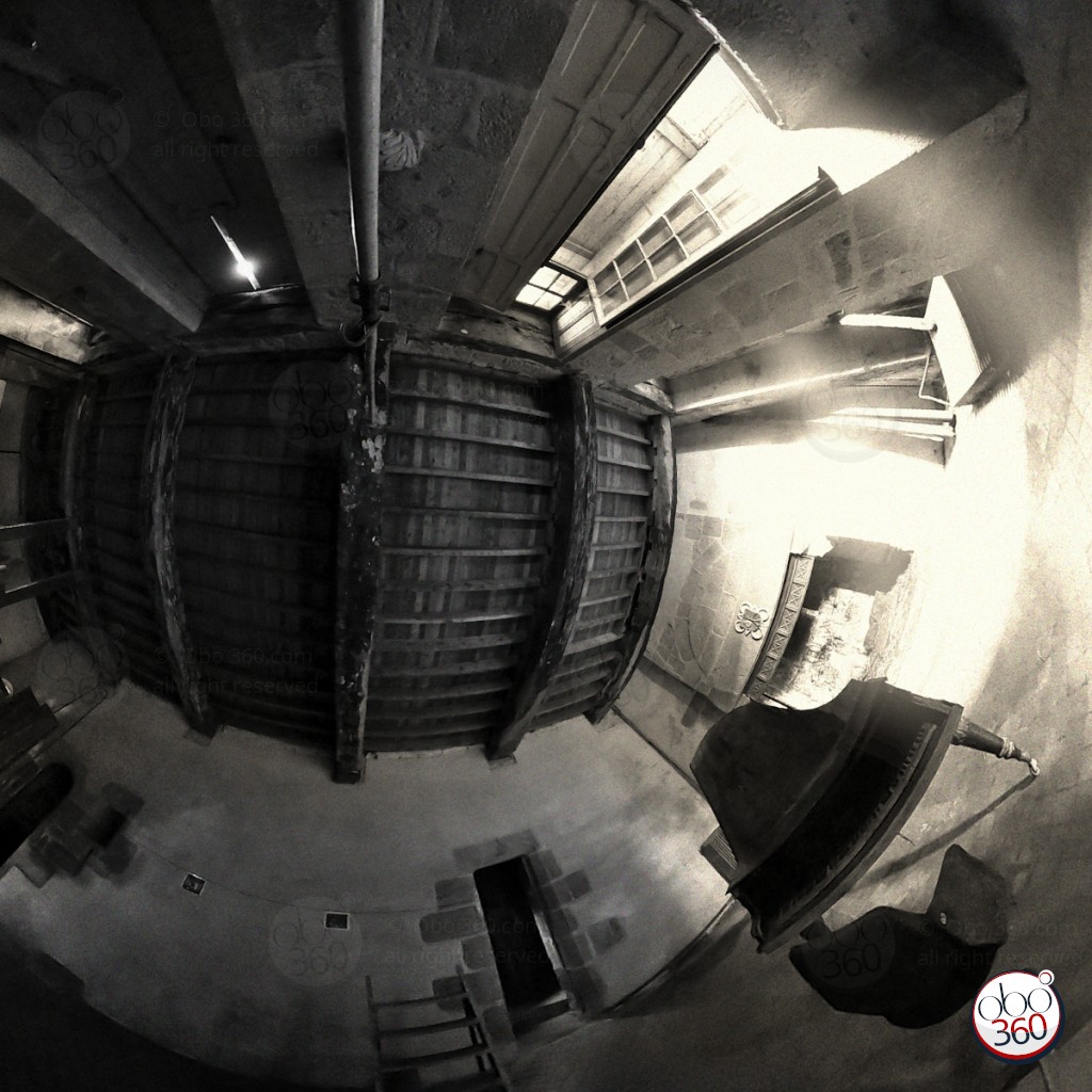 DarkPiano Composition artistique en noir et blanc réalisée depuis une prise de vue à 360°.Photo capturée dans la salle de musique d'un château abandonné, quelque part en Bretagne, en France.