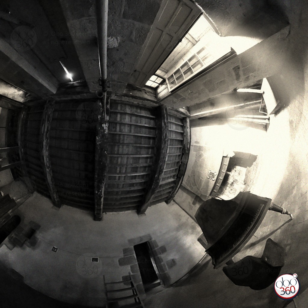 Composition artistique en noir et blanc réalisée depuis une prise de vue à 360°.Photo capturée dans la salle de musique d'un château abandonné, quelque part en Bretagne, en France.