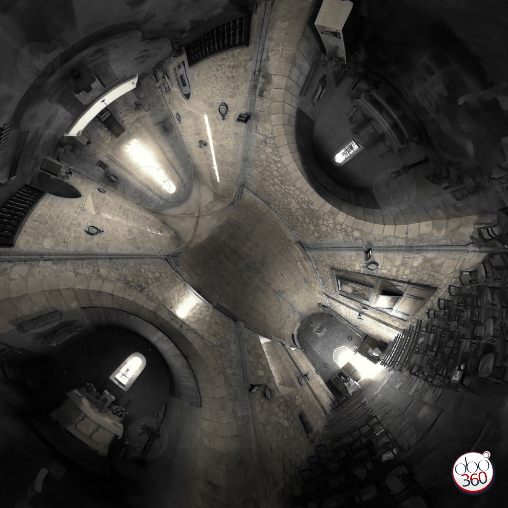 Composition artistique en noir et blanc réalisée depuis une prise de vue à 360°.Photo capturée dans une église médiévale, quelque part en Creuse, en France.