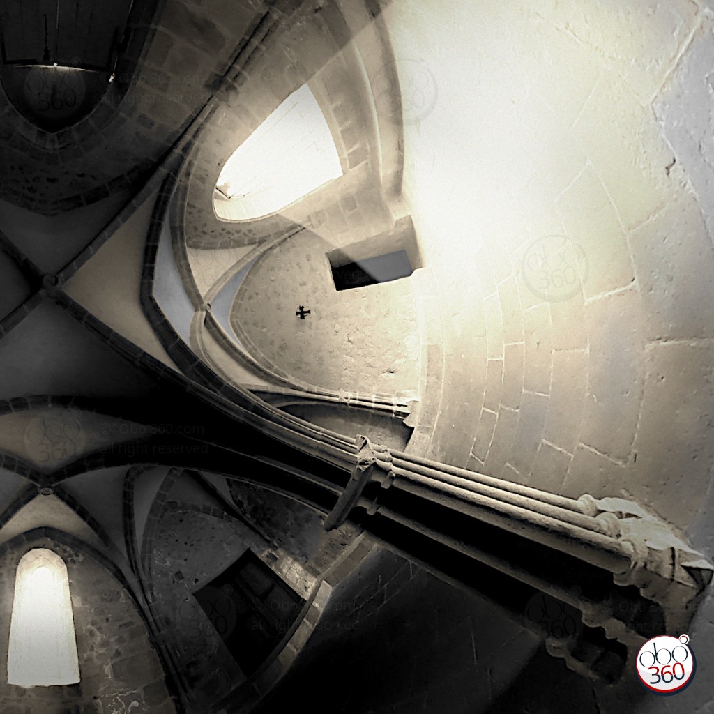 AngelColumn Composition artistique, en noir et blanc, réalisée depuis une prise de vue à 360°.Photo capturée dans le soubassement d'un édifice médiéval, quelque part dans le département de la Corrèze, en région Nouvelle-Aquitaine.