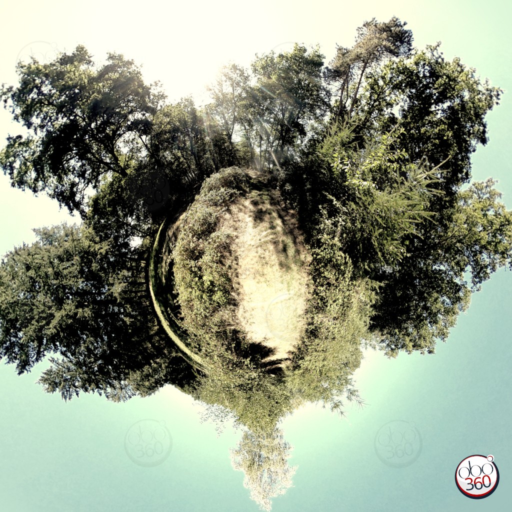 Composition artistique réalisée à partir d'une vue à 360°, prise sur un sentier de randonnée, quelque part en Creuse.