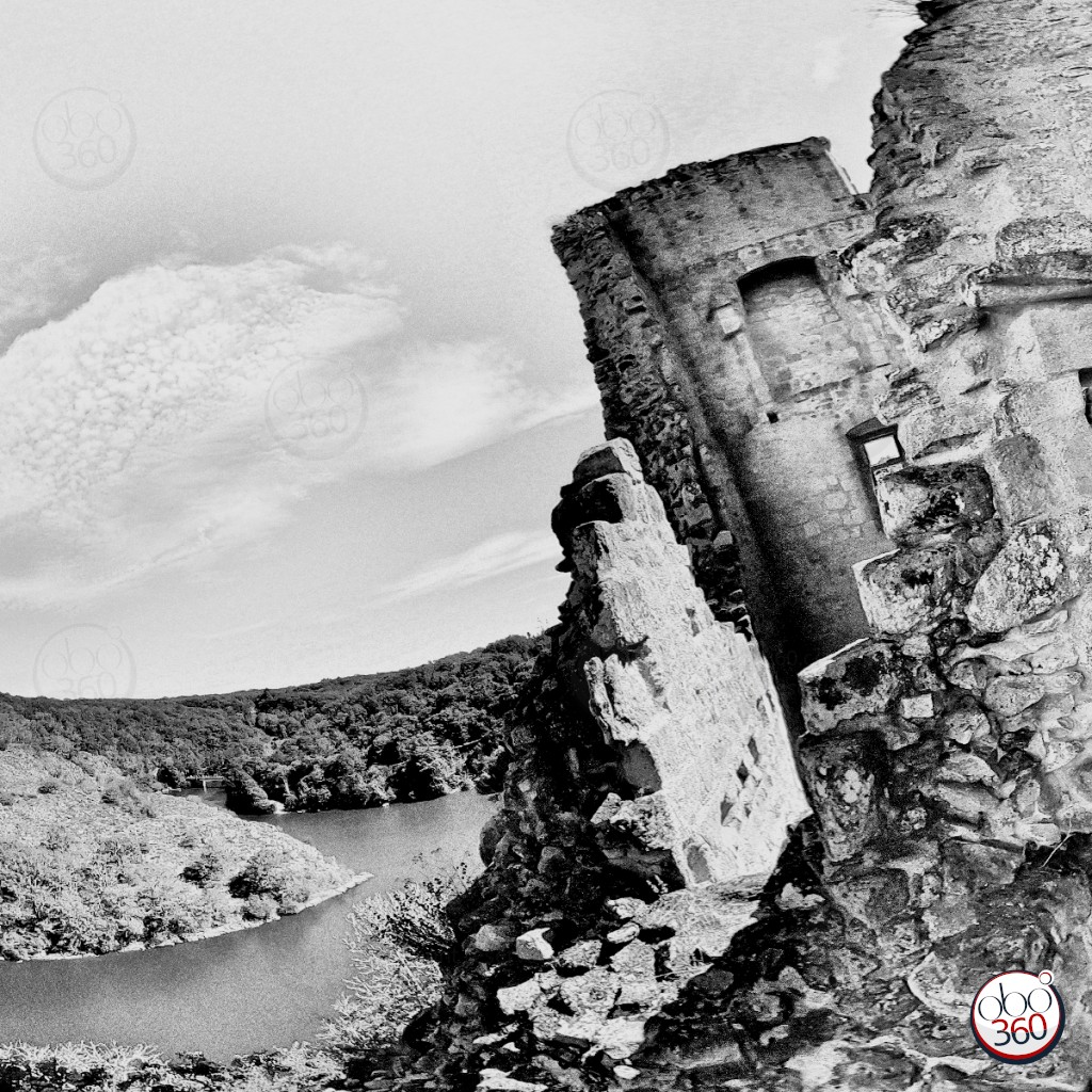 Photo 360° immersive, en noir et blanc, prise dans les ruines d'une forteresse médiévale, en Creuse.Plongez dans la photo !