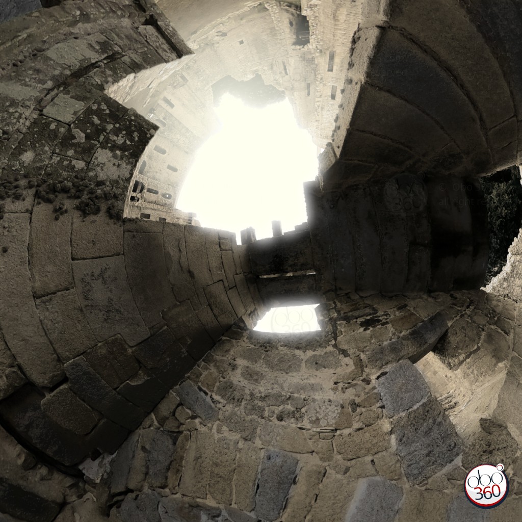 HunaudayeRuin Composition artistique en noir et blanc réalisée depuis une prise de vue à 360°.Photo capturée dans une tour appartenant à une forteresse moyenâgeuse, quelque part en Bretagne, en France.